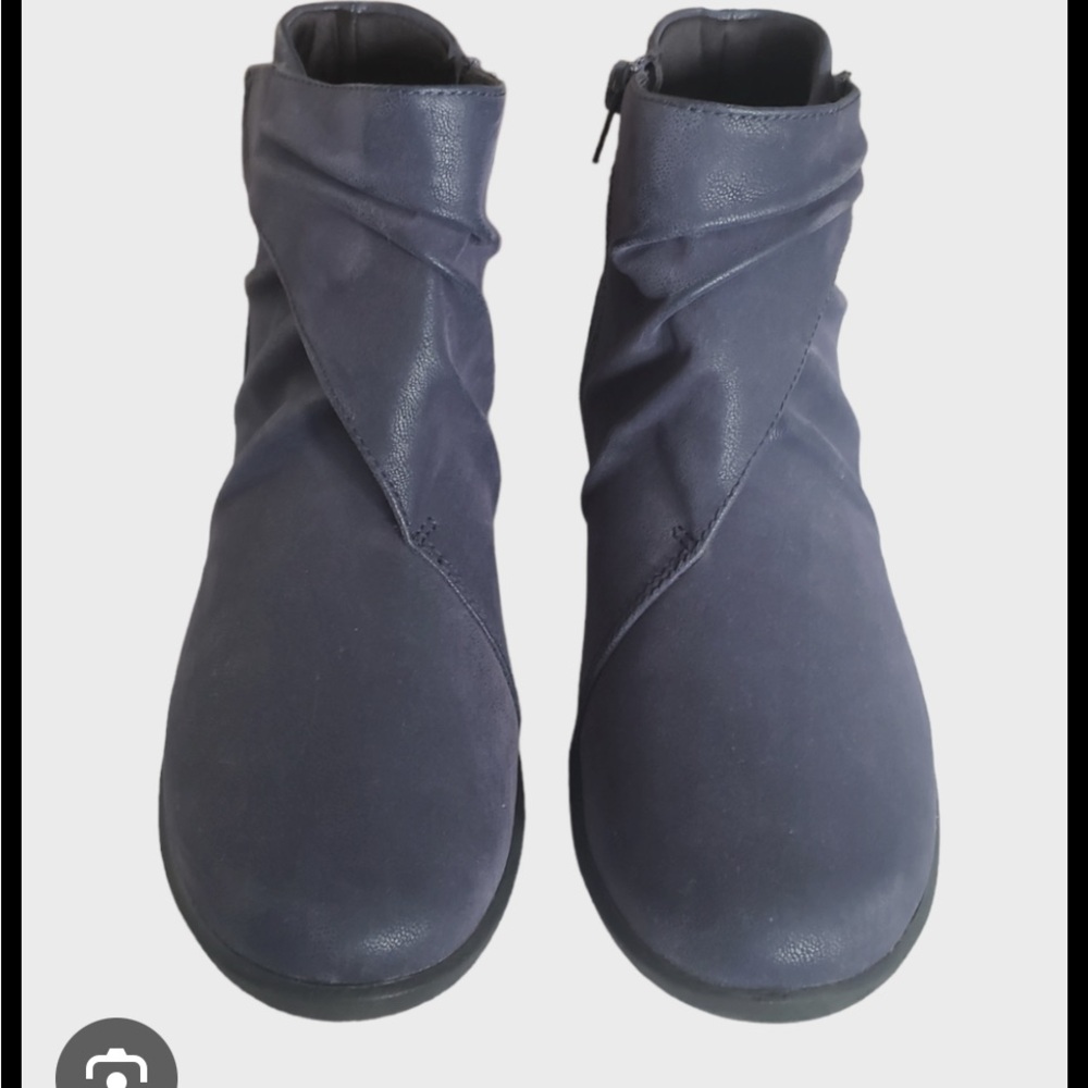 NWOB Clarks Women's Ankle Boots in Navy Blue.  Women size 5/Youth size 3.5
